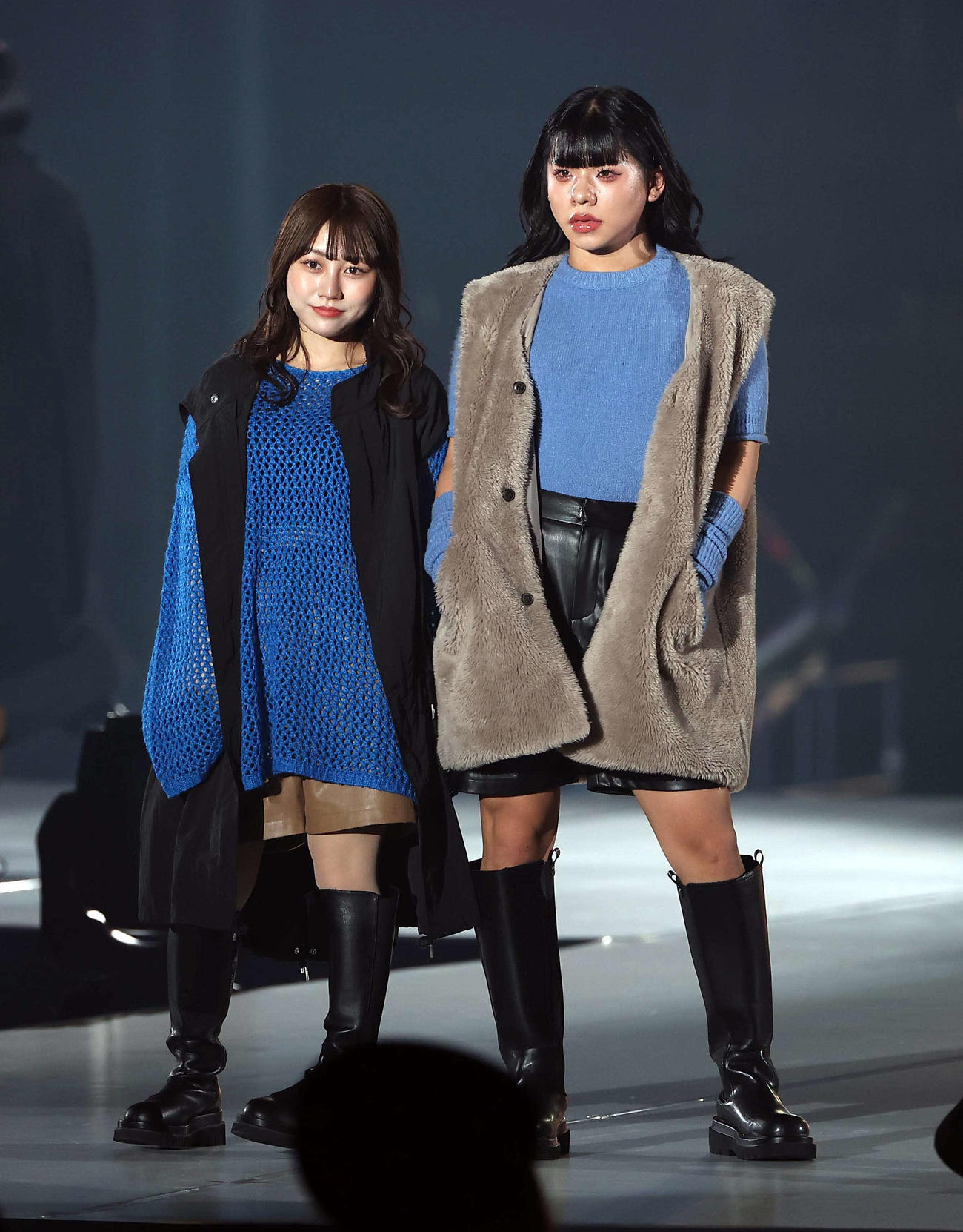 ランウェイを歩くウチら3姉妹のゆらととうあ（撮影・上田博志）