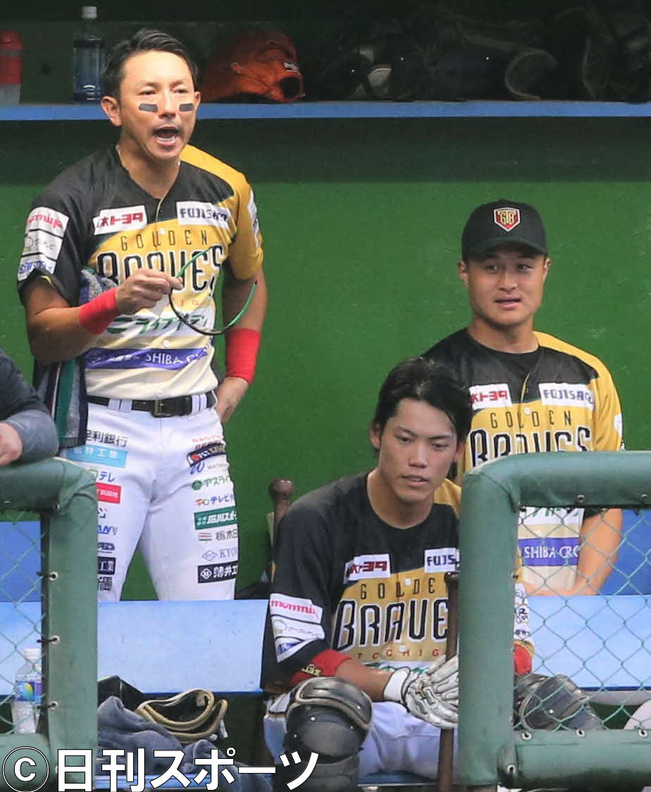 栃木対茨城　チームメートの栃木・川崎（左）の横で試合を見つめるティモンディの高岸宏行（右）（撮影・藤塚大輔）