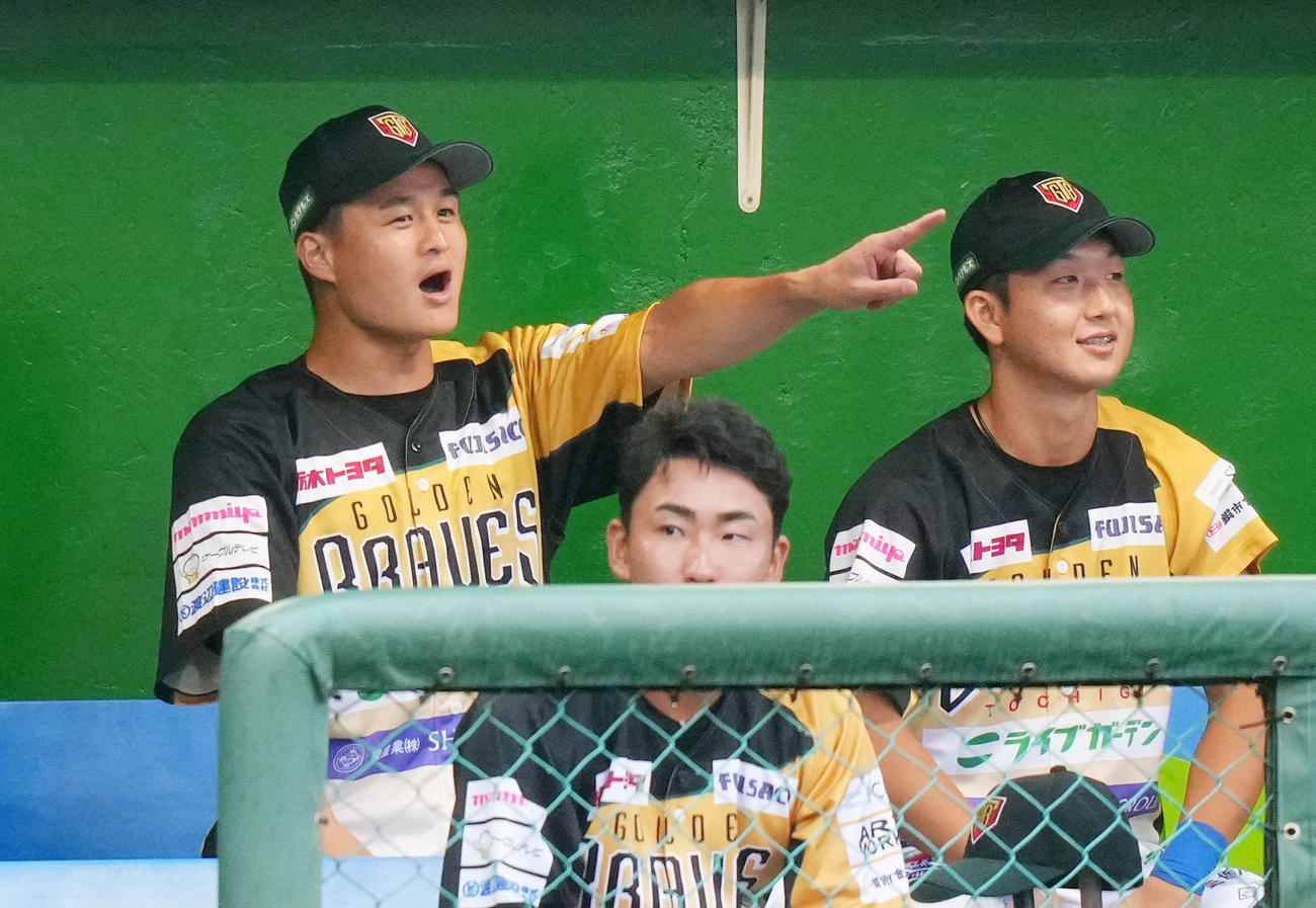 栃木対茨城　ベンチからナインに声をかける栃木・ティモンディの高岸宏行（左）（撮影・横山健太）