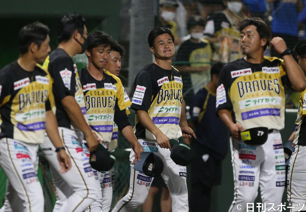 栃木対茨城　試合後に悔しそうな表情を浮かべる栃木・ティモンディの高岸宏行（右から2人目）（撮影・藤塚大輔）