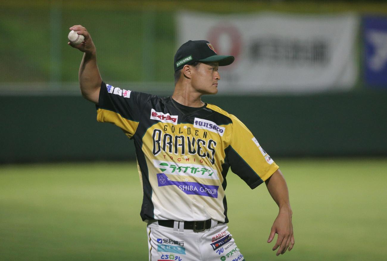 栃木対茨城　栃木対茨城　試合中に投球フォームをチェックする栃木・ティモンディの高岸宏行（撮影・藤塚大輔）