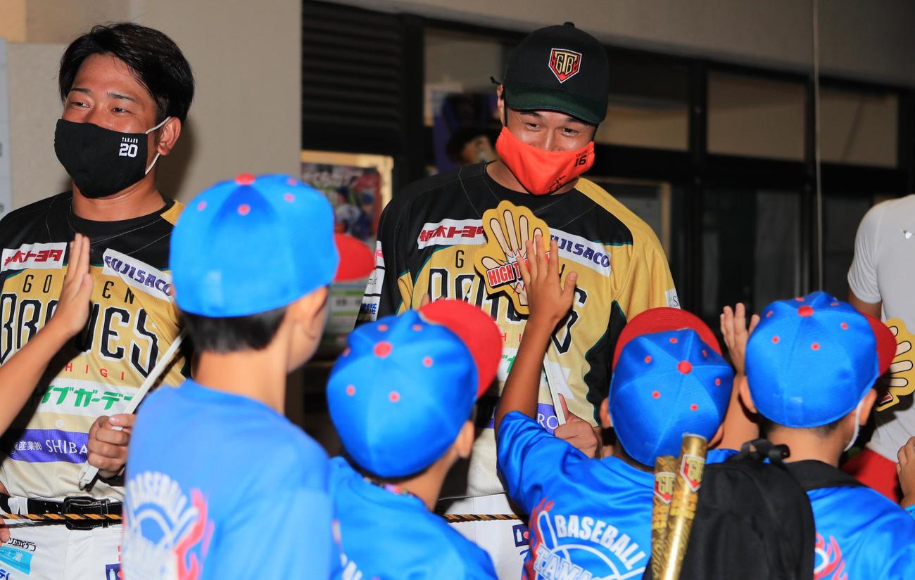 栃木対茨城　試合後にファンと交流するオレンジ色のマスク姿の栃木・ティモンディの高岸宏行（撮影・藤塚大輔）