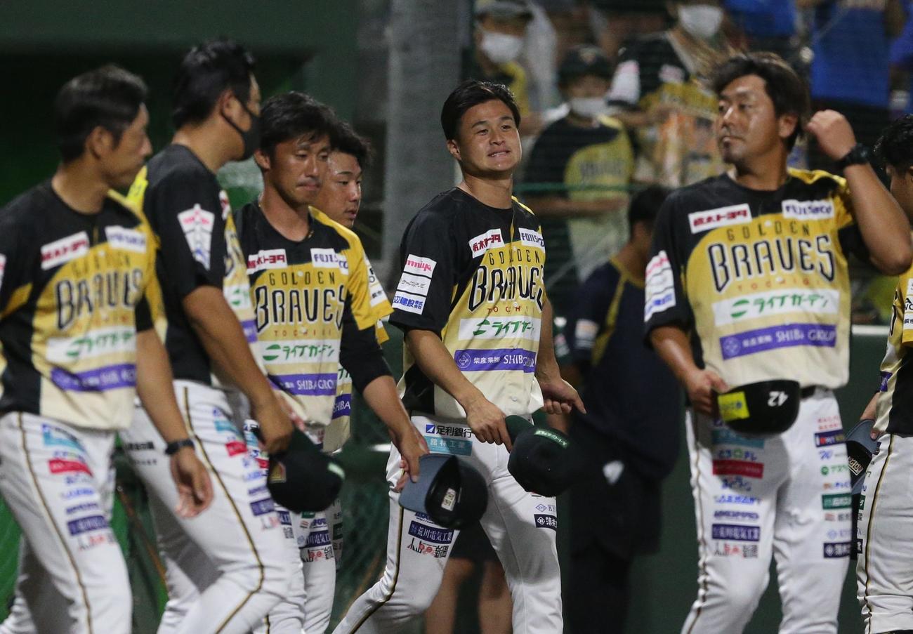 栃木対茨城　栃木対茨城　試合後に悔しそうな表情を浮かべる栃木・ティモンディの高岸宏行（右から2人目）（撮影・藤塚大輔）