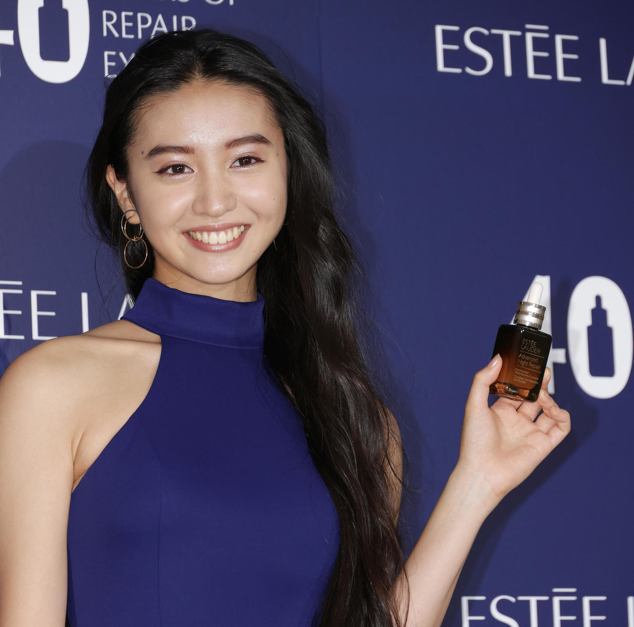 セクシーなドレスでロングラン美容液のグローバルスポークスモデルを務めるKoki，（撮影・中島郁夫）