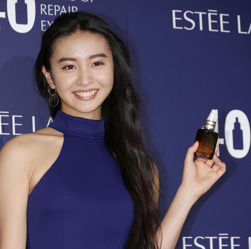 セクシーなドレスでロングラン美容液のグローバルスポークスモデルを務めるKoki,(撮影・中島郁夫)