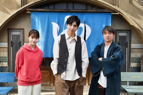 映画「湯道」に主演する生田斗真(中央)。左は橋本環奈、右は濱田岳