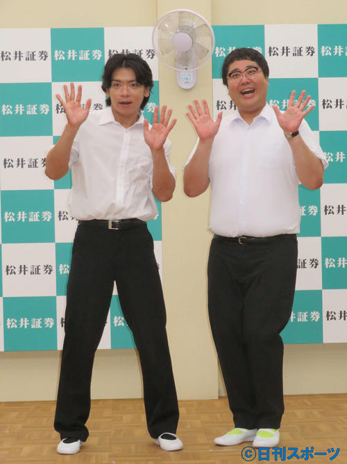「『資産運用! 学べるラブリー』:特別夏期講習~金融教育編~」公開授業に参加したマヂカルラブリーの野田クリスタル(左)と村上(撮影・村上幸将)