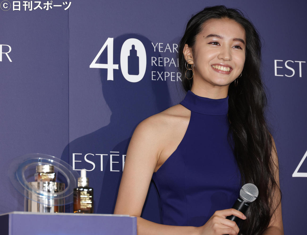 セクシーなドレスでロングラン美容液のグローバルスポークスモデルを務めるKoki，（撮影・中島郁夫）