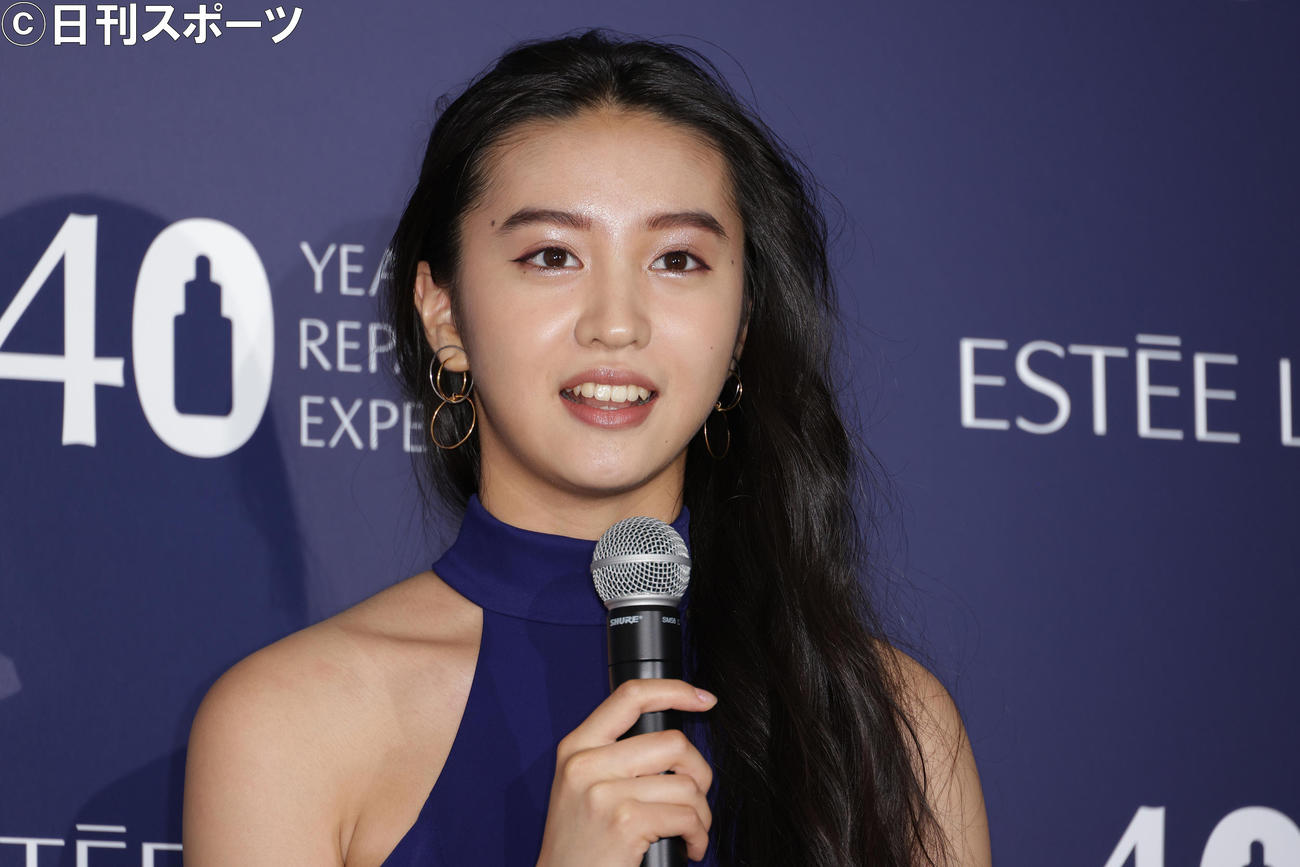 セクシーなドレスでロングラン美容液のグローバルスポークスモデルを務めるKoki，（撮影・中島郁夫）