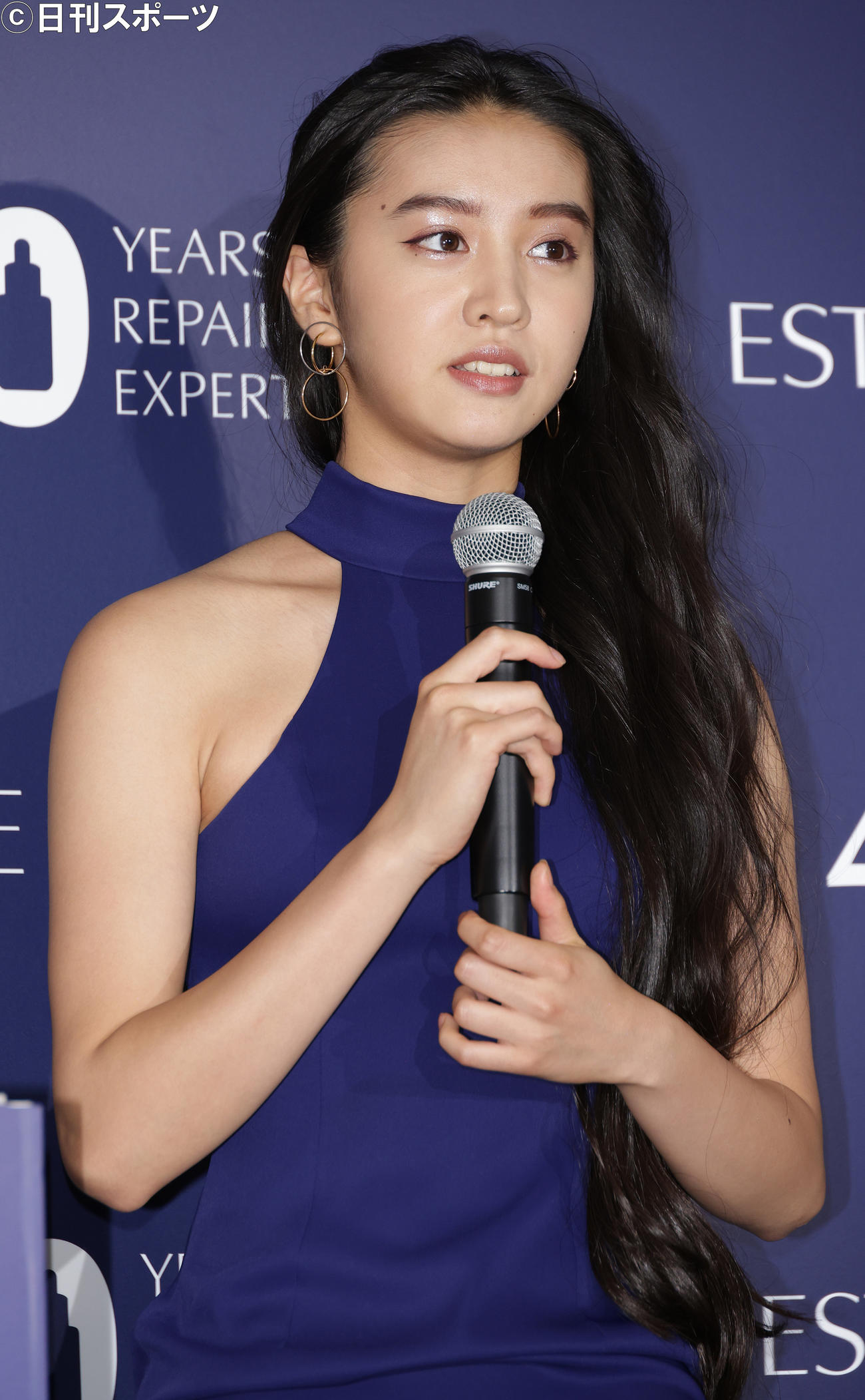 セクシーなドレスでロングラン美容液のグローバルスポークスモデルを務めるKoki，（撮影・中島郁夫）