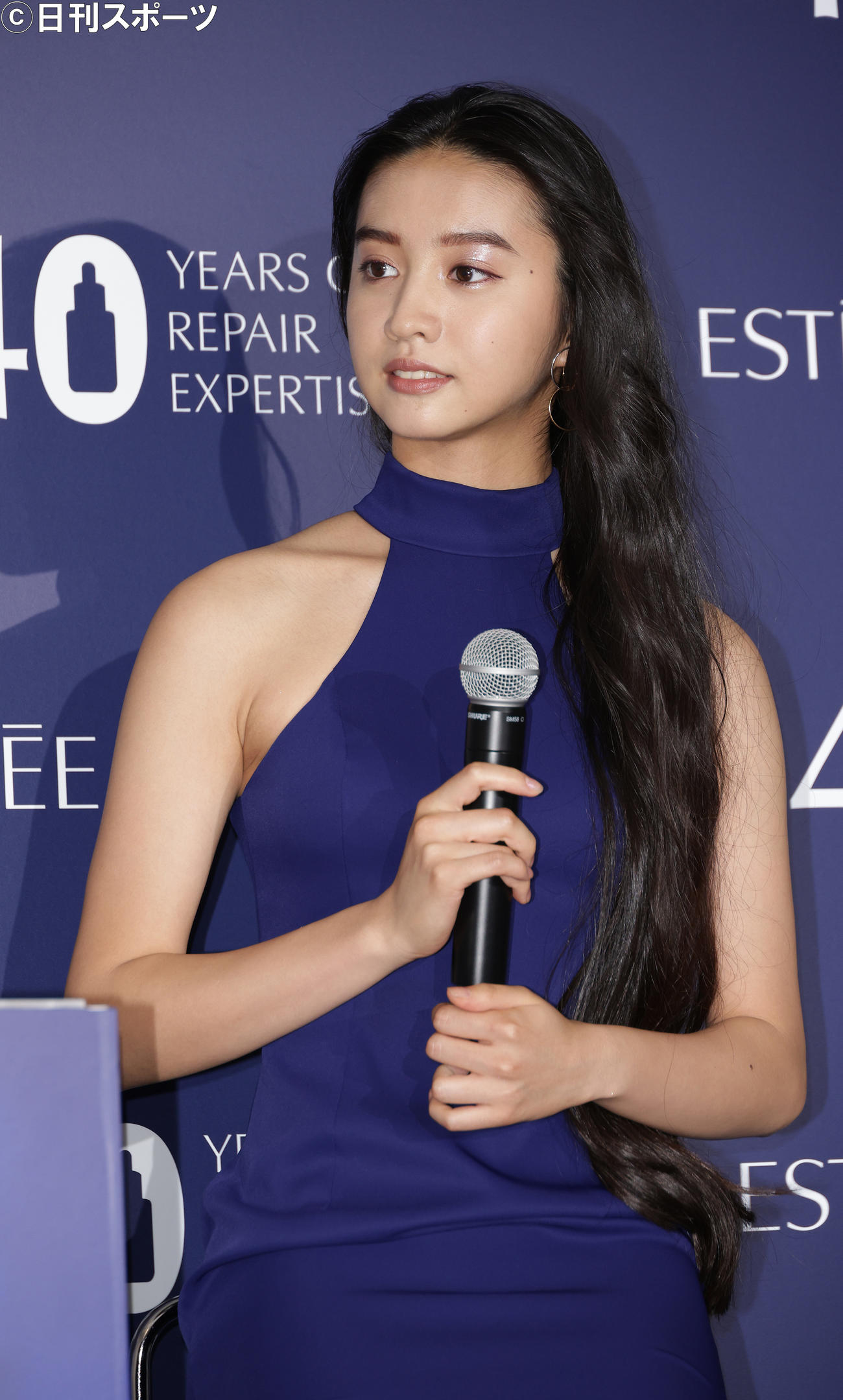 セクシーなドレスでロングラン美容液のグローバルスポークスモデルを務めるKoki，（撮影・中島郁夫）