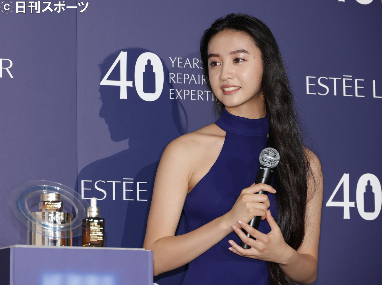 セクシーなドレスでロングラン美容液のグローバルスポークスモデルを務めるKoki，（撮影・中島郁夫）