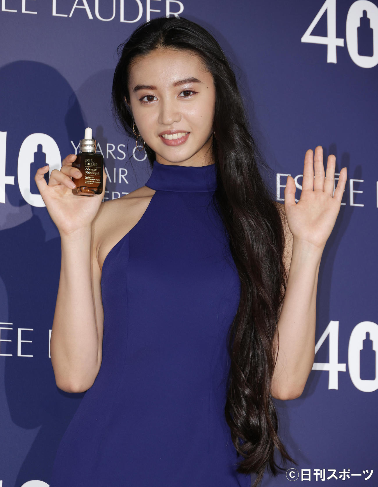 セクシーなドレスでロングラン美容液のグローバルスポークスモデルを務めるKoki，（撮影・中島郁夫）