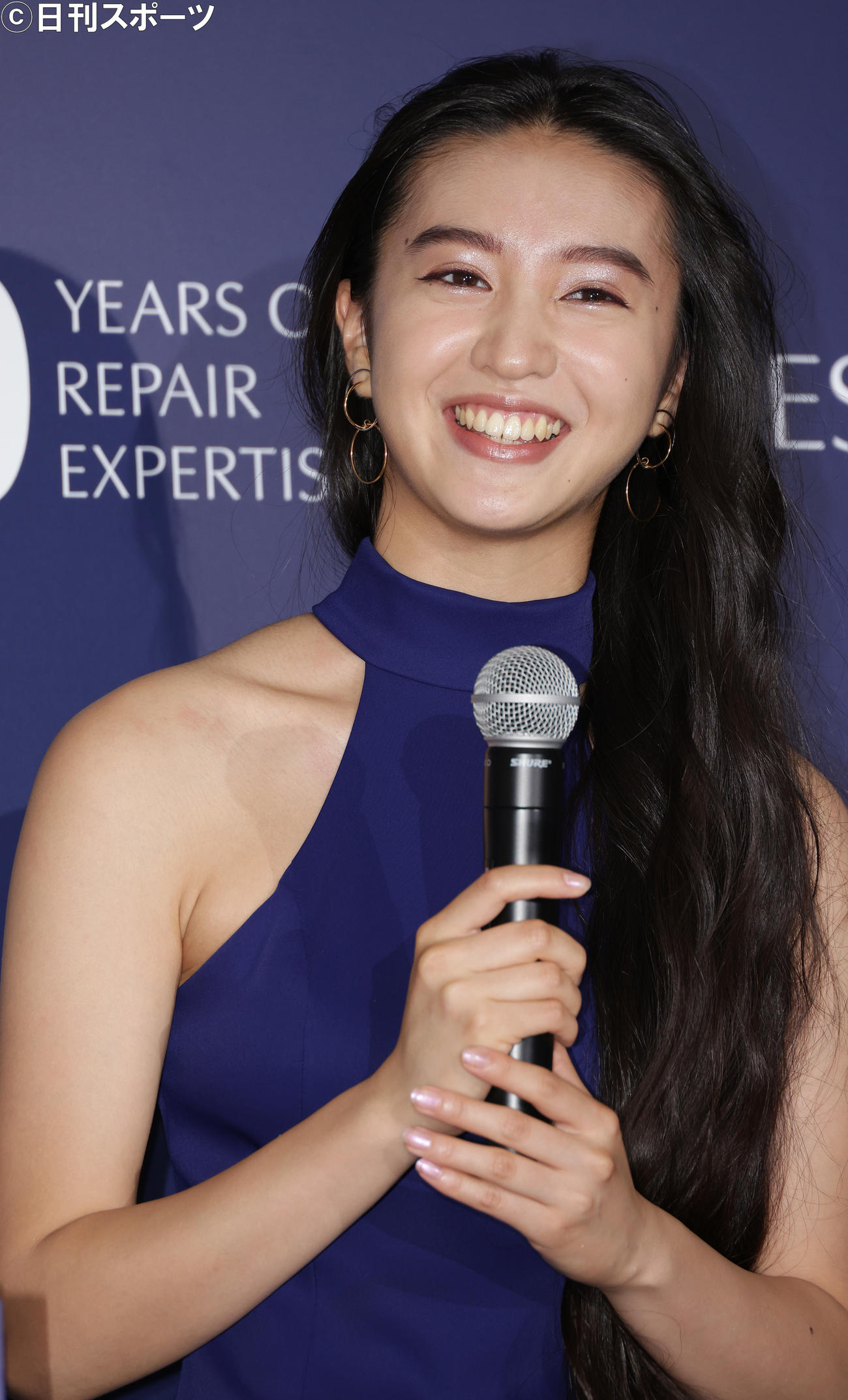 セクシーなドレスでロングラン美容液のグローバルスポークスモデルを務めるKoki，（撮影・中島郁夫）