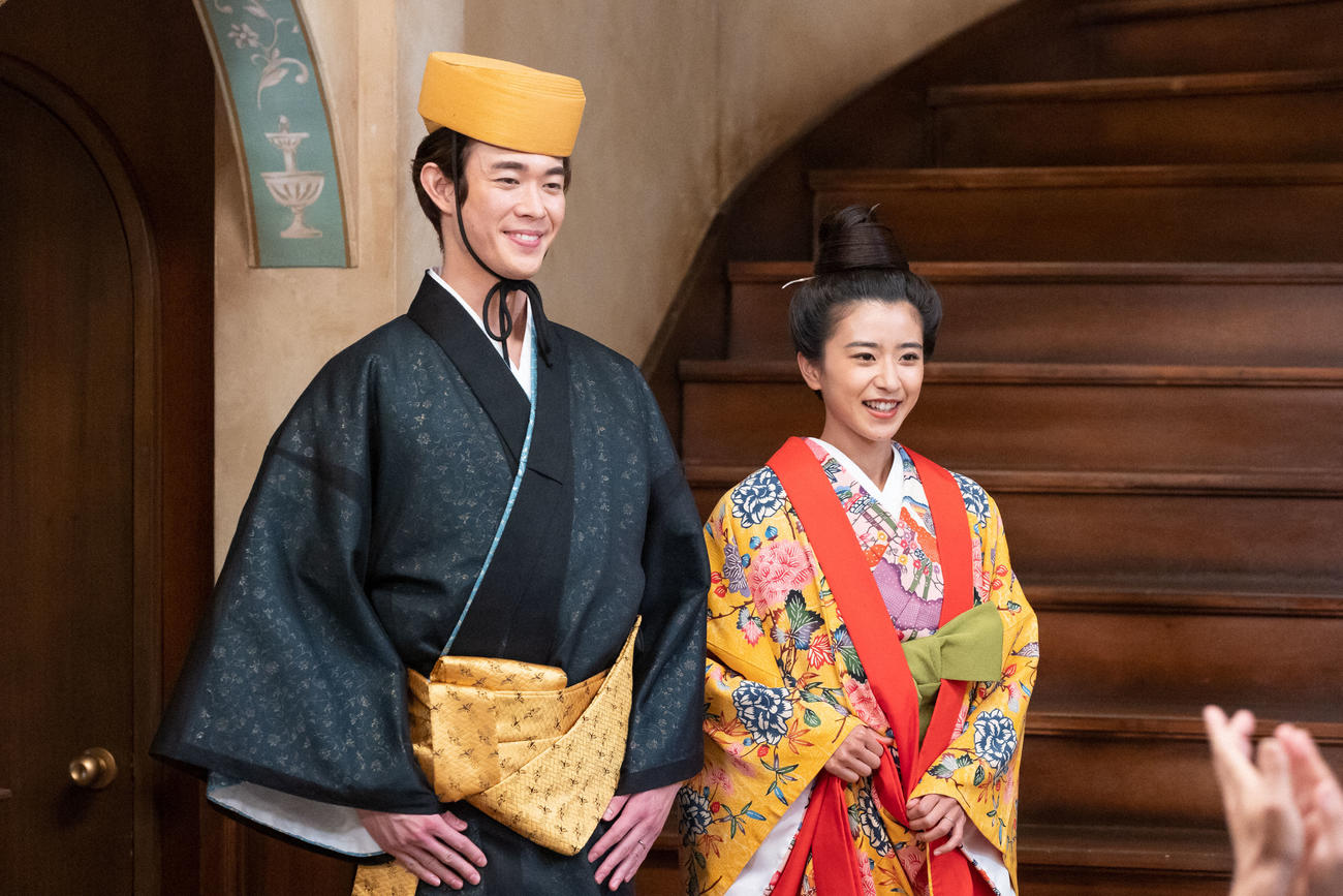 朝ドラ「ちむどんどん」より。結婚した青柳和彦（宮沢氷魚）と比嘉暢子（黒島結菜）は披露宴で琉装も披露した(C)NHK
