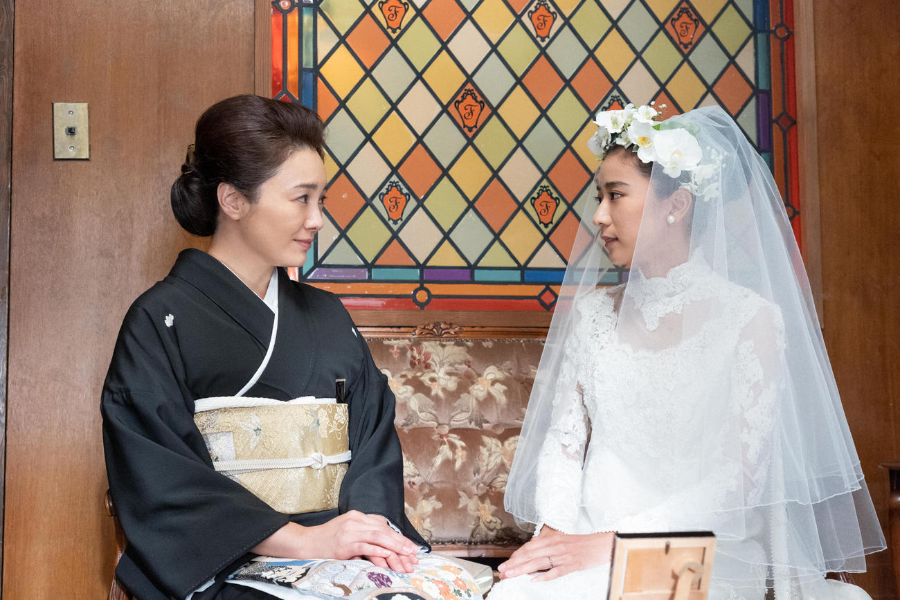 朝ドラ「ちむどんどん」より。ウエディングドレス姿で母の比嘉優子（左＝仲間由紀恵）と見つめ合う比嘉暢子（黒島結菜）(C)NHK
