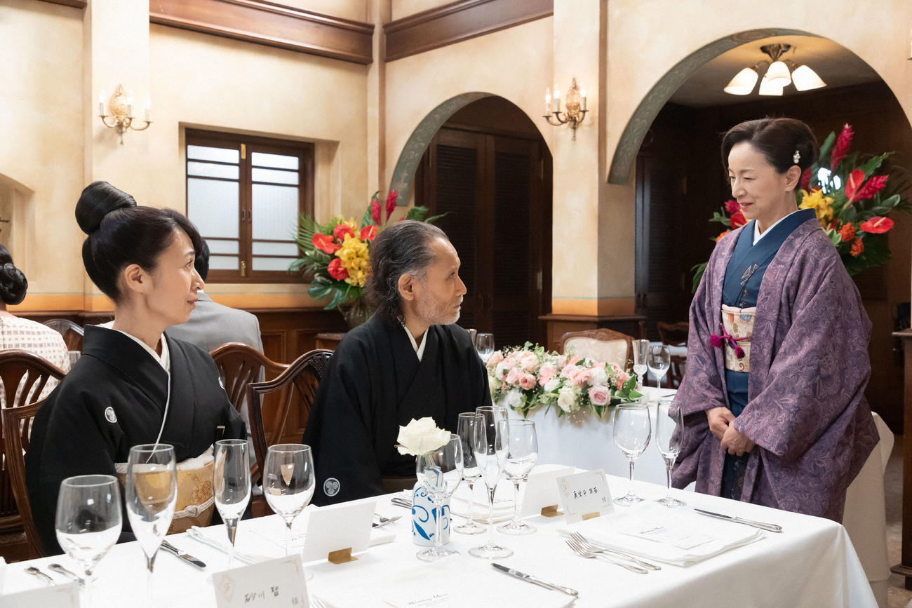 朝ドラ「ちむどんどん」より。比嘉暢子の結婚披露宴で言葉を交わす「フォンターナ」の大城房子オーナー（右＝原田美枝子）と沖縄県人会の平良三郎（片岡鶴太郎）と多江（長野里美）夫妻(C)NHK
