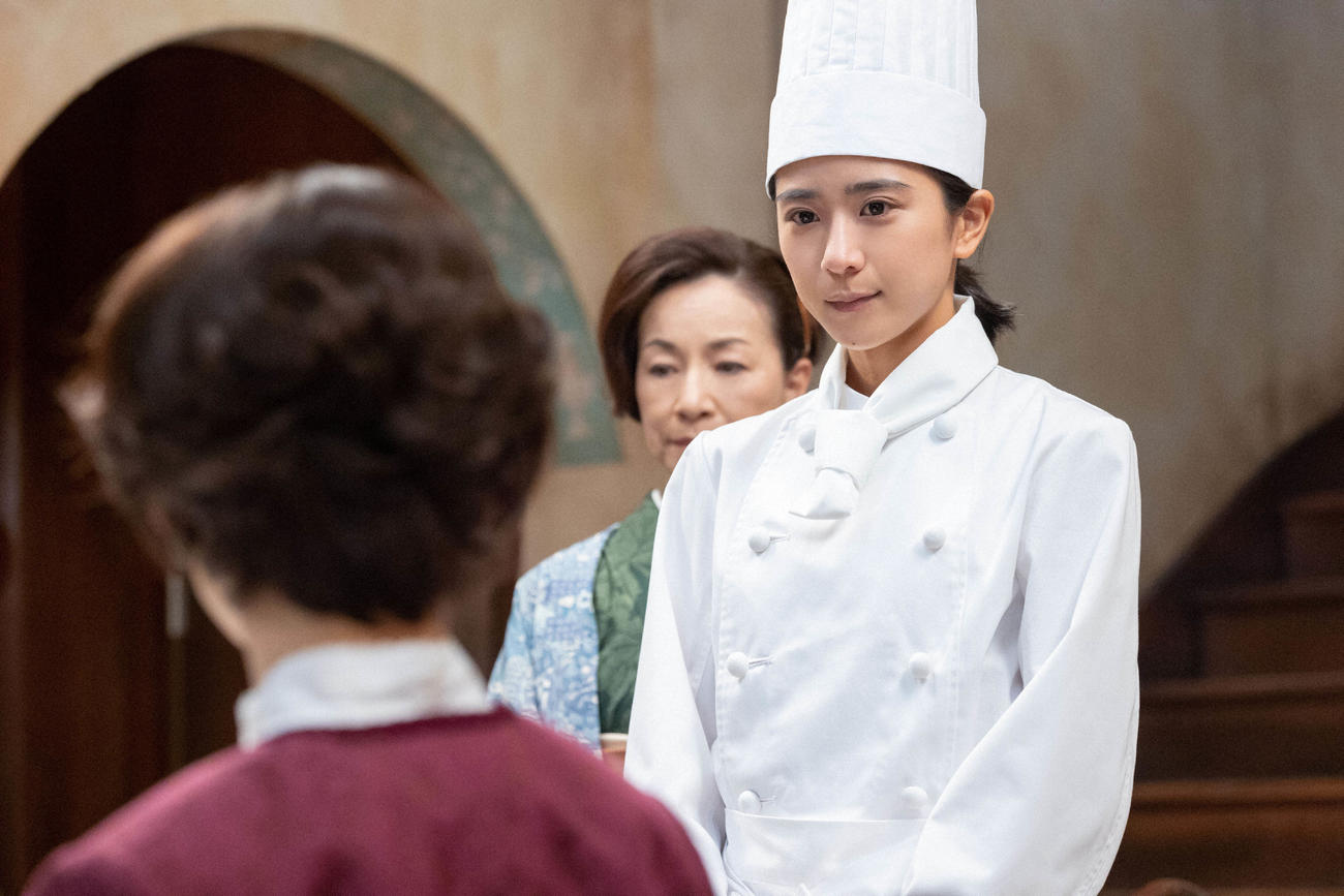 朝ドラ「ちむどんどん」より。比嘉暢子（右＝黒島結菜）は青柳和彦の母・重子（背中＝鈴木保奈美）と向き合う(C)NHK
