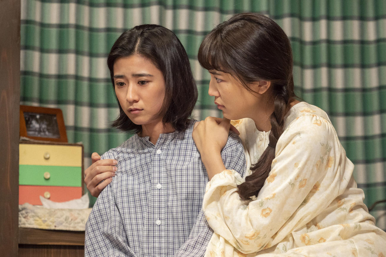 朝ドラ「ちむどんどん」より。悲しげな表情の比嘉暢子（左＝黒島結菜）の肩を抱いて励ます姉の良子（川口春奈）(C)NHK