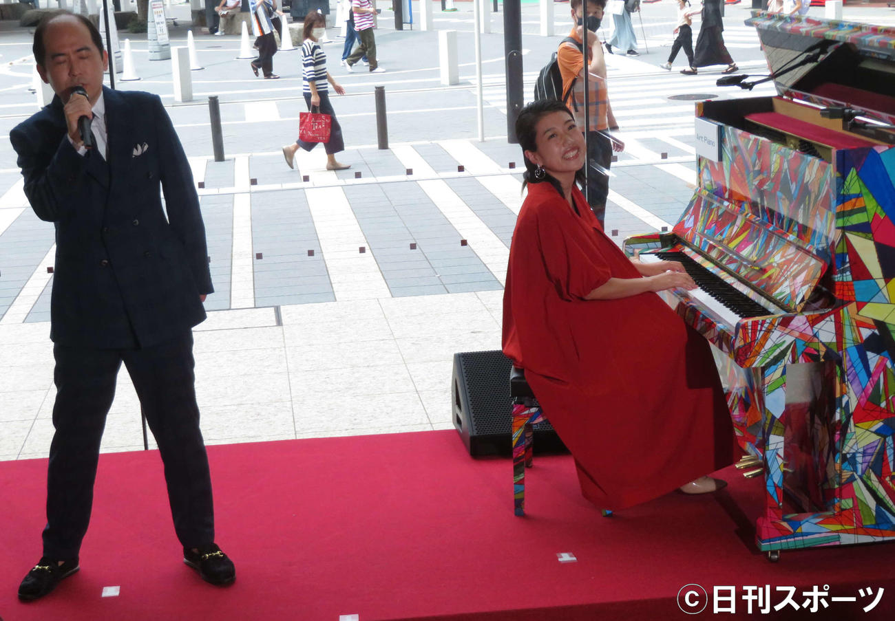 Hareza池袋2ndアニバーサリーイベントで熱唱するトレンディエンジェル斎藤司とピアノを生演奏する横澤夏子（撮影・村上幸将）