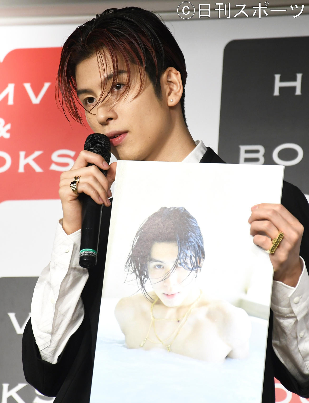 ファースト写真集「CHARACTER」発売イベントでお気に入りショットについて語るTHE RAMPAGE長谷川慎（撮影・大友陽平）