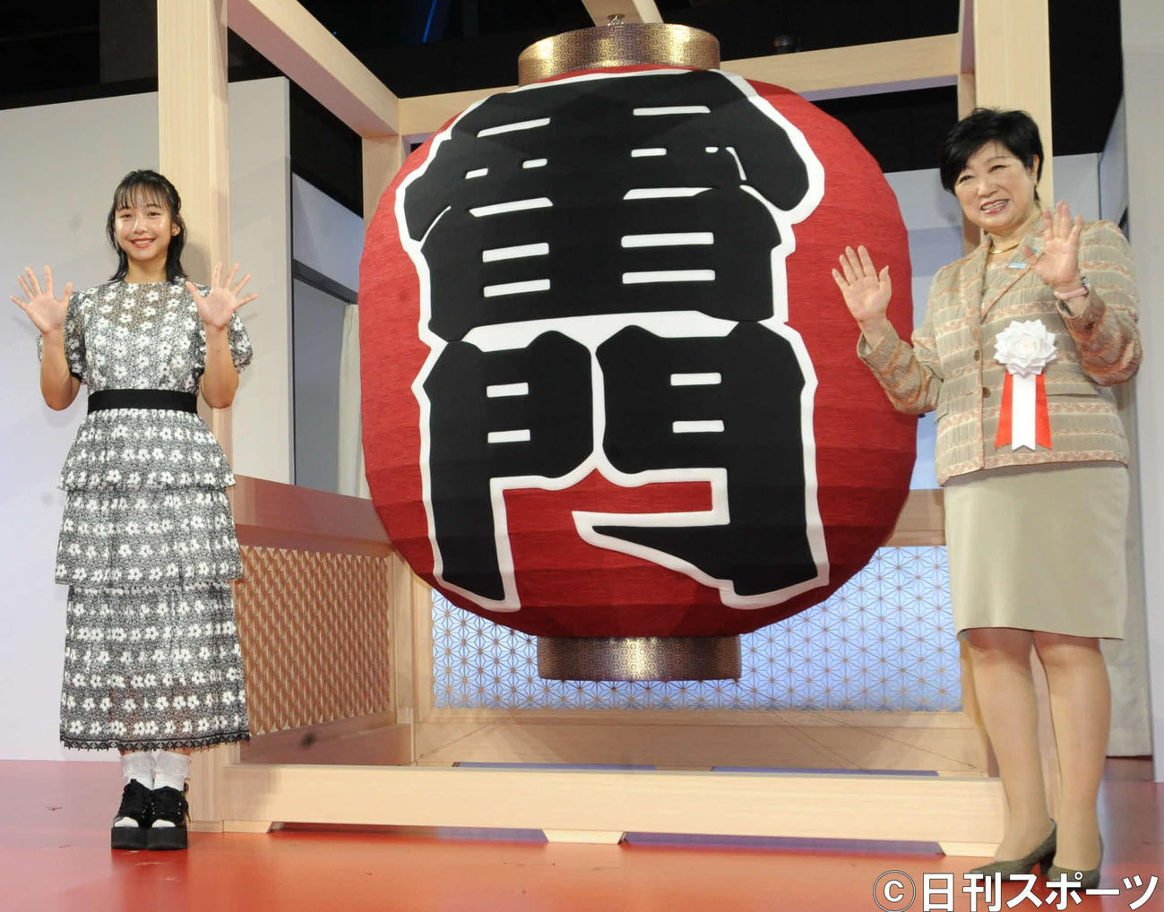 「ものづくり・匠の技の祭典2022」のオープニングイベントに出席したタレントの山之内すず（左）と小池百合子都知事（撮影・松尾幸之介）