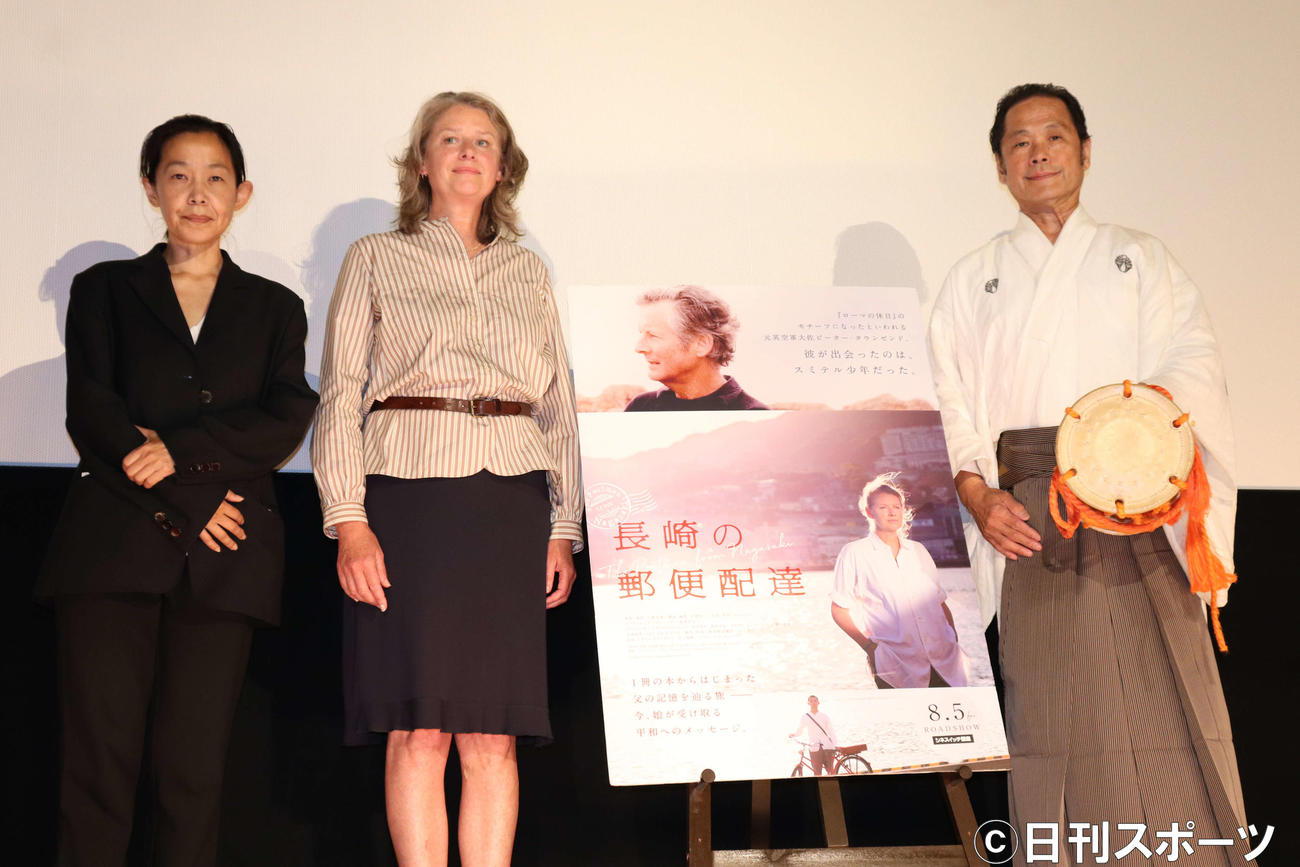 映画「長崎の郵便配達」舞台あいさつに出席した、左から、川瀬美香監督、イザベル・タウンゼント、能楽師大倉正之助さん（撮影・加藤理沙）