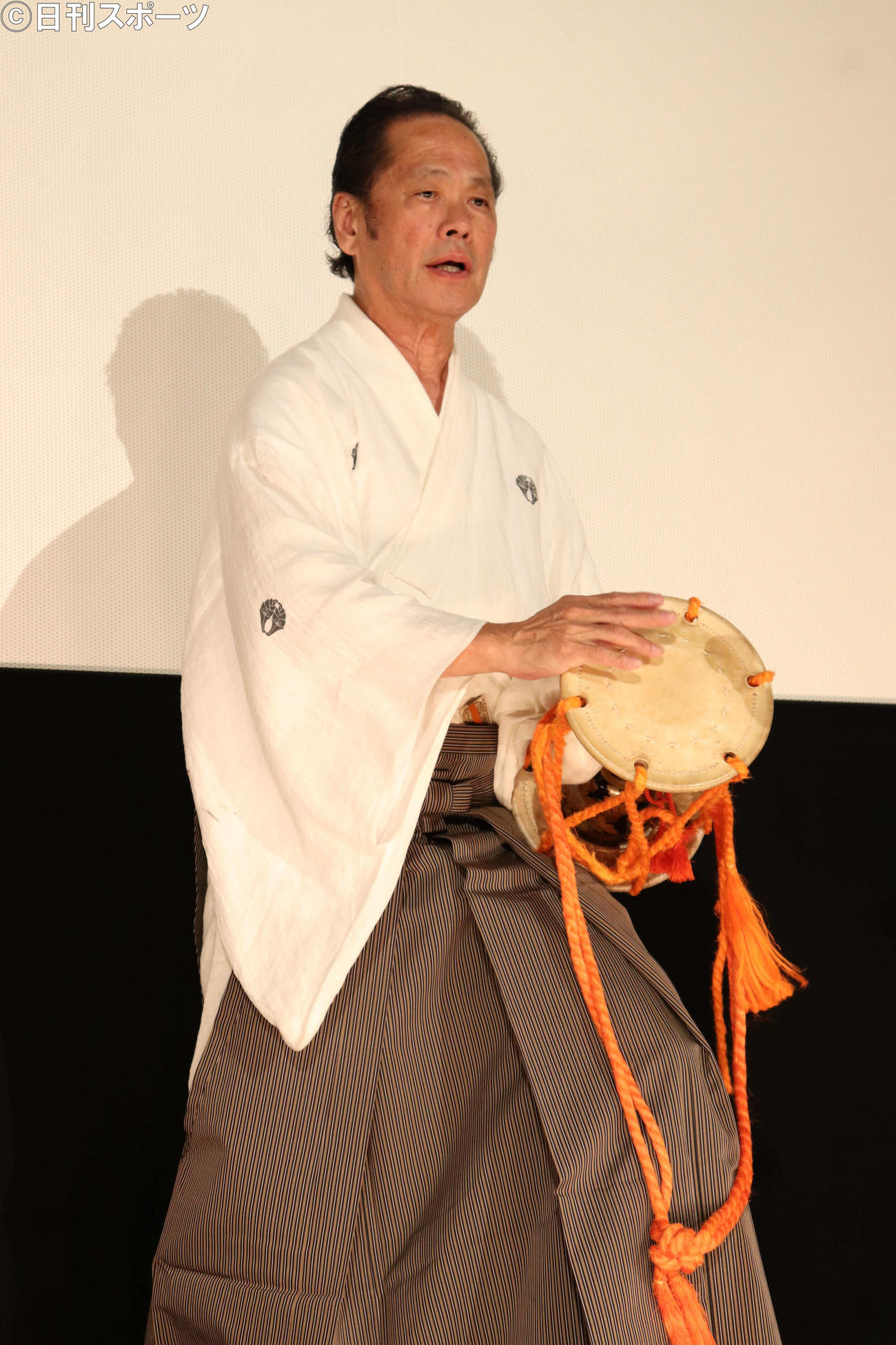 映画「長崎の郵便配達」舞台あいさつで、大鼓奉納を行う能楽師の大倉正之助（撮影・加藤理沙）