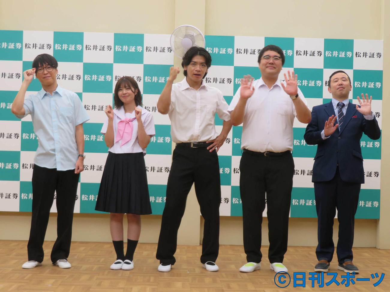 「『資産運用！　学べるラブリー』：特別夏期講習～金融教育編～」公開授業に参加した、左からテスタ氏、星乃夢奈、マヂカルラブリーの野田クリスタル、村上、松井証券の武藤正樹コンテンツプロデューサー（撮影・村上幸将）