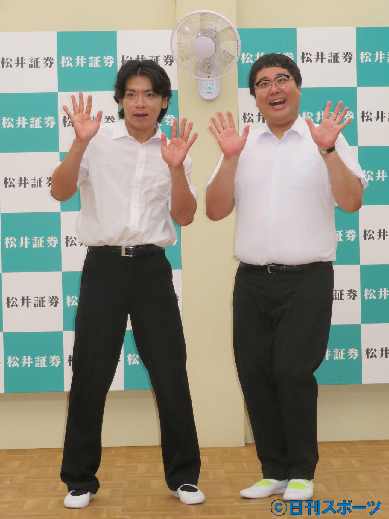 「『資産運用！　学べるラブリー』：特別夏期講習～金融教育編～」公開授業に参加したマヂカルラブリーの野田クリスタル（左）と村上（撮影・村上幸将）