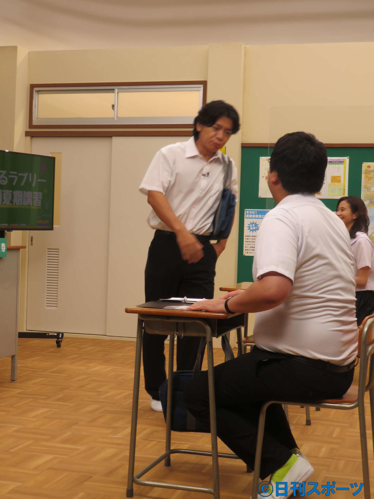 『資産運用！　学べるラブリー』：特別夏期講習～金融教育編～」公開授業に参加したマヂカルラブリーの野田クリスタル（中央）と村上（手前）（撮影・村上幸将）