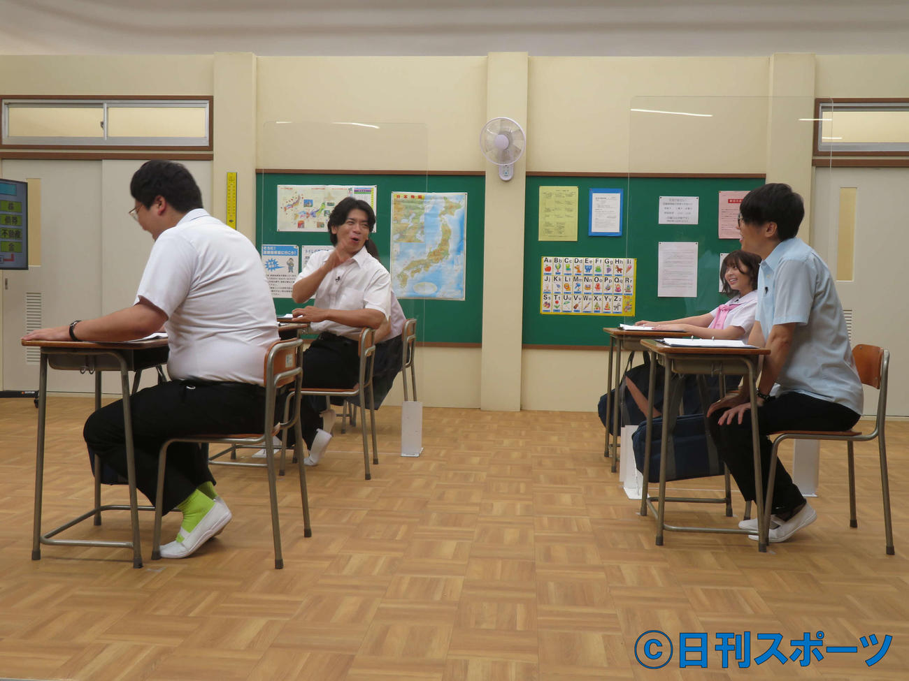 『資産運用！　学べるラブリー』：特別夏期講習～金融教育編～」公開授業に参加した、左からマヂカルラブリーの村上、野田クリスタル、星乃夢奈、テスタ氏（撮影・村上幸将）
