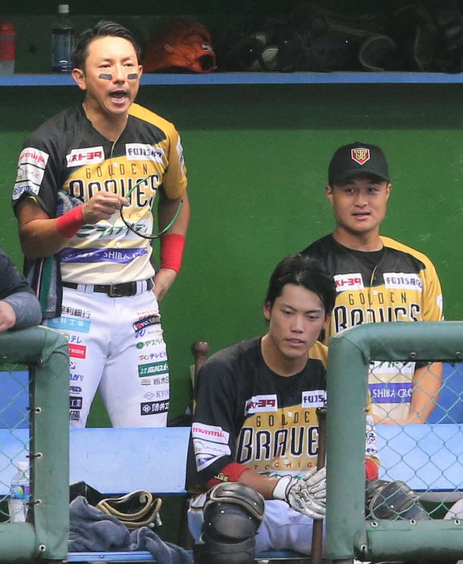 栃木・川崎宗則（左）と高岸宏行（右）（2022年8月4日撮影）