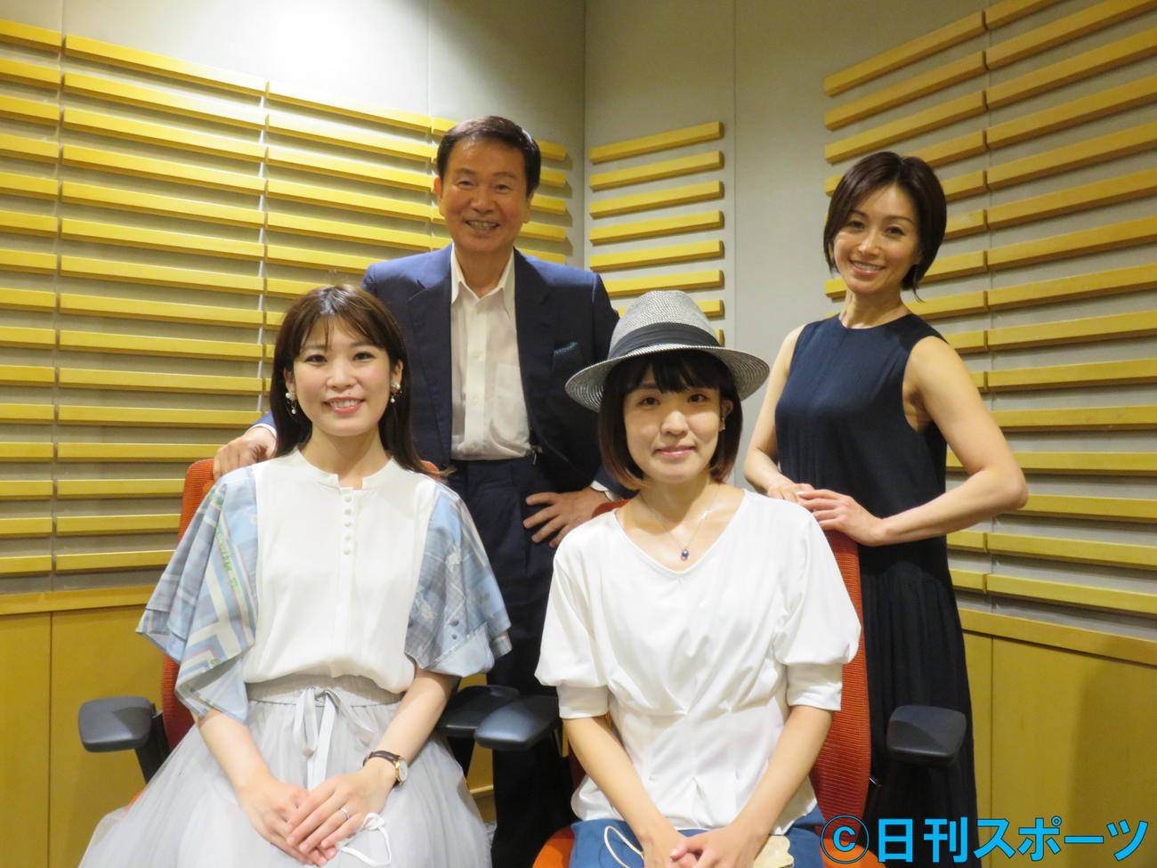 森田健作（後列左）のラジオ番組にゲスト出演したマリエリカのエリカ（前列右）とマリエ（前列左）とアシスタントの酒井法子