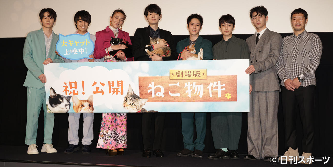 「ねこ物件」公開記念舞台あいさつを行う、左から金子隼也、本田剛文、長井短、古川雄輝、細田佳央太、上村海成、松大航也、綾部真弥監督（撮影・中島郁夫）