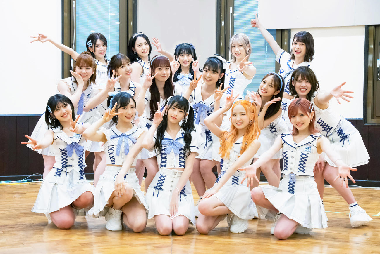 最新シングル発売や日本武道館公演を発表したAKB48。選抜メンバーの、前列左から村山彩希、小栗有以、千葉恵里、本田仁美、岡田奈々、中列左から倉野尾成美、柏木由紀、大盛真歩、山内瑞葵、向井地美音、岡部麟、後列左から大西桃香、下尾みう、佐藤綺星、茂木忍、小田えりな