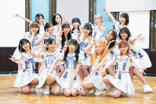 最新シングル発売や日本武道館公演を発表したAKB48。選抜メンバーの、前列左から村山彩希、小栗有以、千葉恵里、本田仁美、岡田奈々、中列左から倉野尾成美、柏木由紀、大盛真歩、山内瑞葵、向井地美音、岡部麟、後列左から大西桃香、下尾みう、佐藤綺星、茂木忍、小田えりな