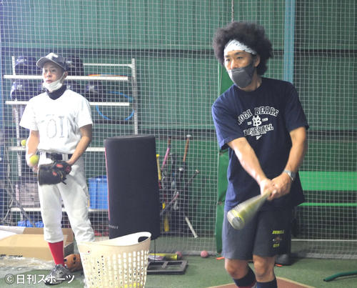 子ども向け野球教室「Yoshimoto Enjoy Baseball」でノックするトータルテンボスの藤田憲右（右）と漢咲コータロー（撮影・松尾幸之介）