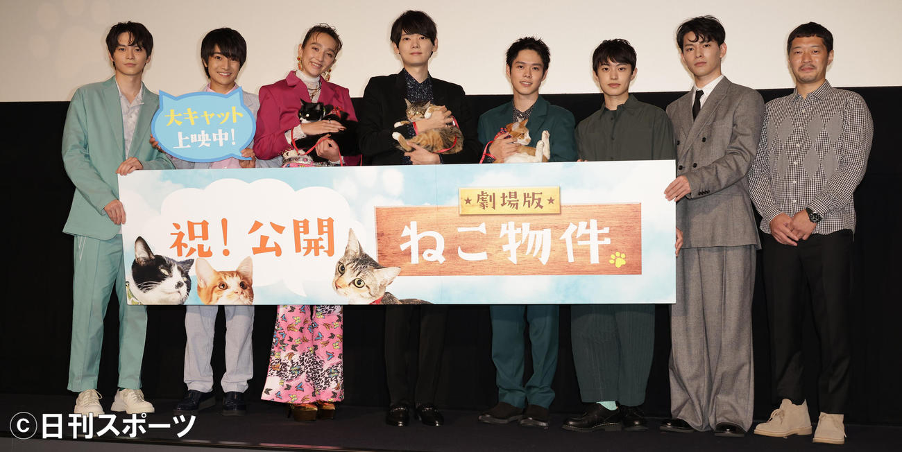 「ねこ物件」公開記念舞台あいさつを行う、左から金子隼也、本田剛文、長井短、古川雄輝、細田佳央太、上村海成、松大航也、綾部真弥監督（撮影・中島郁夫）