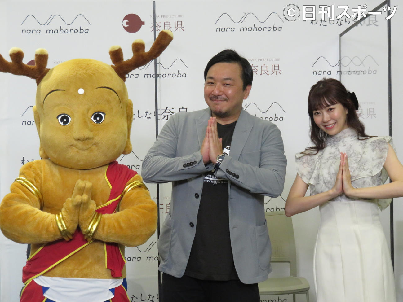 奈良まほろば館のイベントに出席した渡辺美優紀（右）今村翔吾氏（中）せんとくん