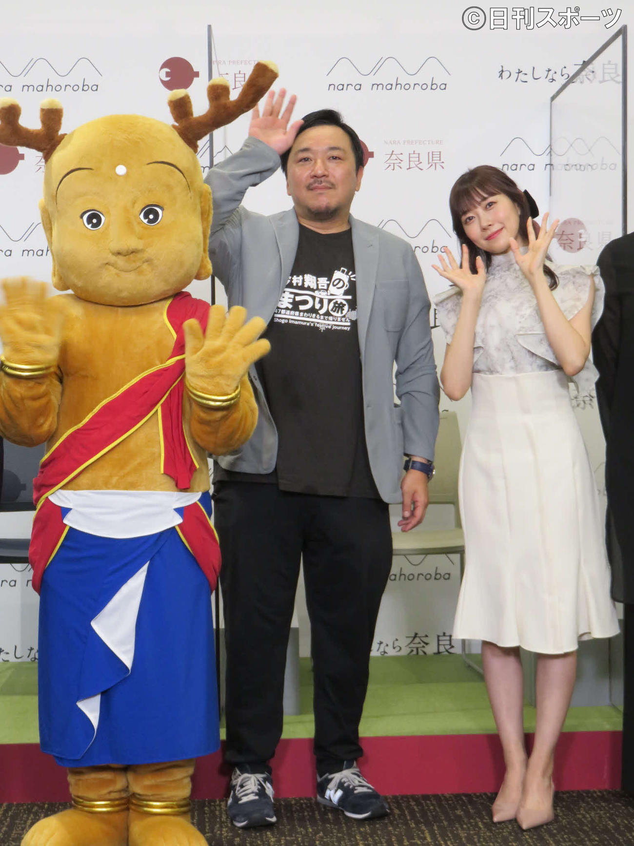 奈良まほろば館のイベントに出席した渡辺美優紀（右）今村翔吾氏（中）せんとくん