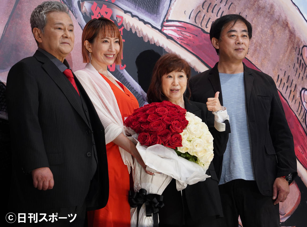 アニメ映画「ONE PIECE FILM RED」の初日舞台あいさつに登壇した、左から池田秀一、名塚佳織、田中真弓、谷口悟朗監督（撮影・佐藤勝亮）