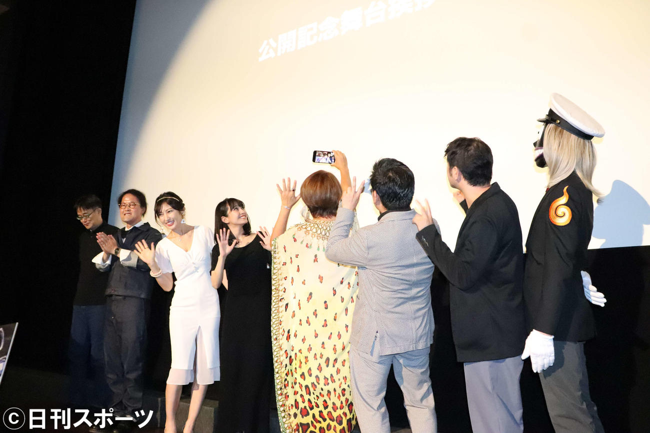 映画「怪奇タクシー　風の夜道に気を付けろ！」公開あいさつで自身のスマホで撮影する山田邦子（中央）。ほか左から原作者の森野達弥氏、お笑いコンビ、アインシュタインの稲田直樹、熊田曜子、暁月ななみ、一人おいて山本高広、夏目監督（撮影・加藤理沙）
