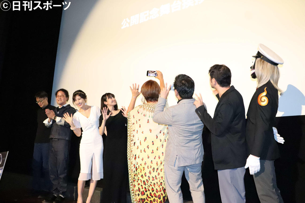 映画「怪奇タクシー　風の夜道に気を付けろ！」公開あいさつで自身のスマホで撮影する山田邦子（中央）。ほか左から原作者の森野達弥氏、お笑いコンビ、アインシュタインの稲田直樹、熊田曜子、暁月ななみ、一人おいて山本高広、夏目監督（撮影・加藤理沙）