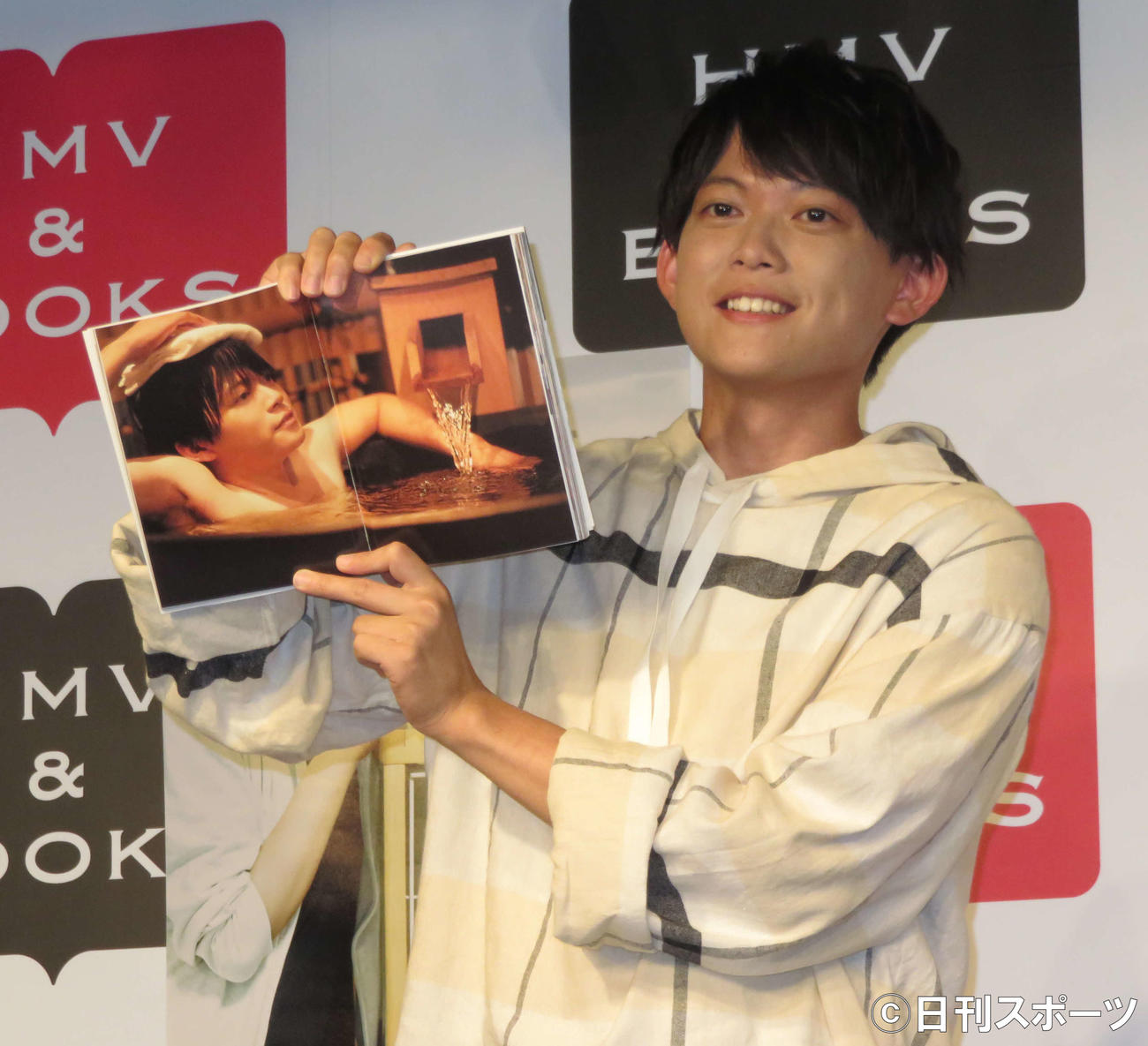 初写真集「すがお」の発売イベントでお気に入りページを紹介する松丸亮吾