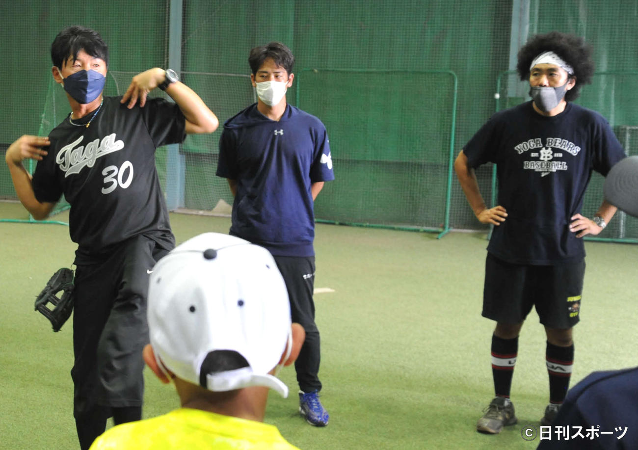 滋賀・多賀少年野球クラブの辻正人監督（左端）の話に耳を傾けるトータルテンボスの藤田憲右（右端）と元プロ選手の石川駿氏（撮影・松尾幸之介）
