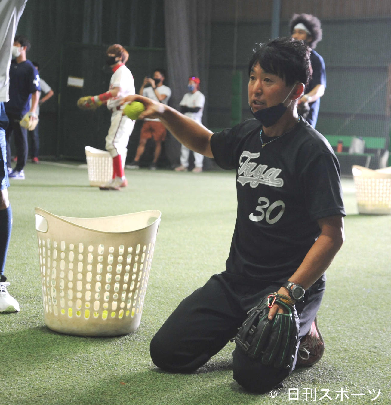 子ども向け野球教室「Yoshimoto Enjoy Baseball」でゴロの捕り方を指導する滋賀・多賀少年野球クラブの辻正人監督（撮影・松尾幸之介）