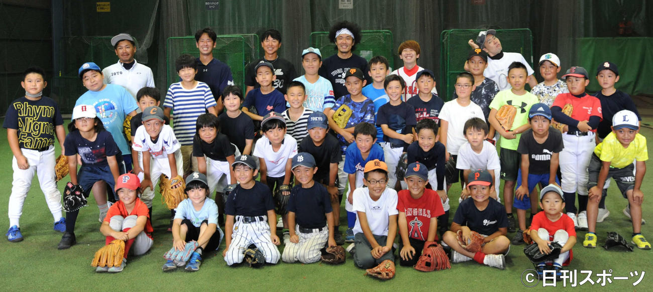 子ども向け野球教室「Yoshimoto Enjoy Baseball」で野球を教えたトータルテンボスの藤田憲右（最後列左から4人目）らと参加した子どもたち（撮影・松尾幸之介）