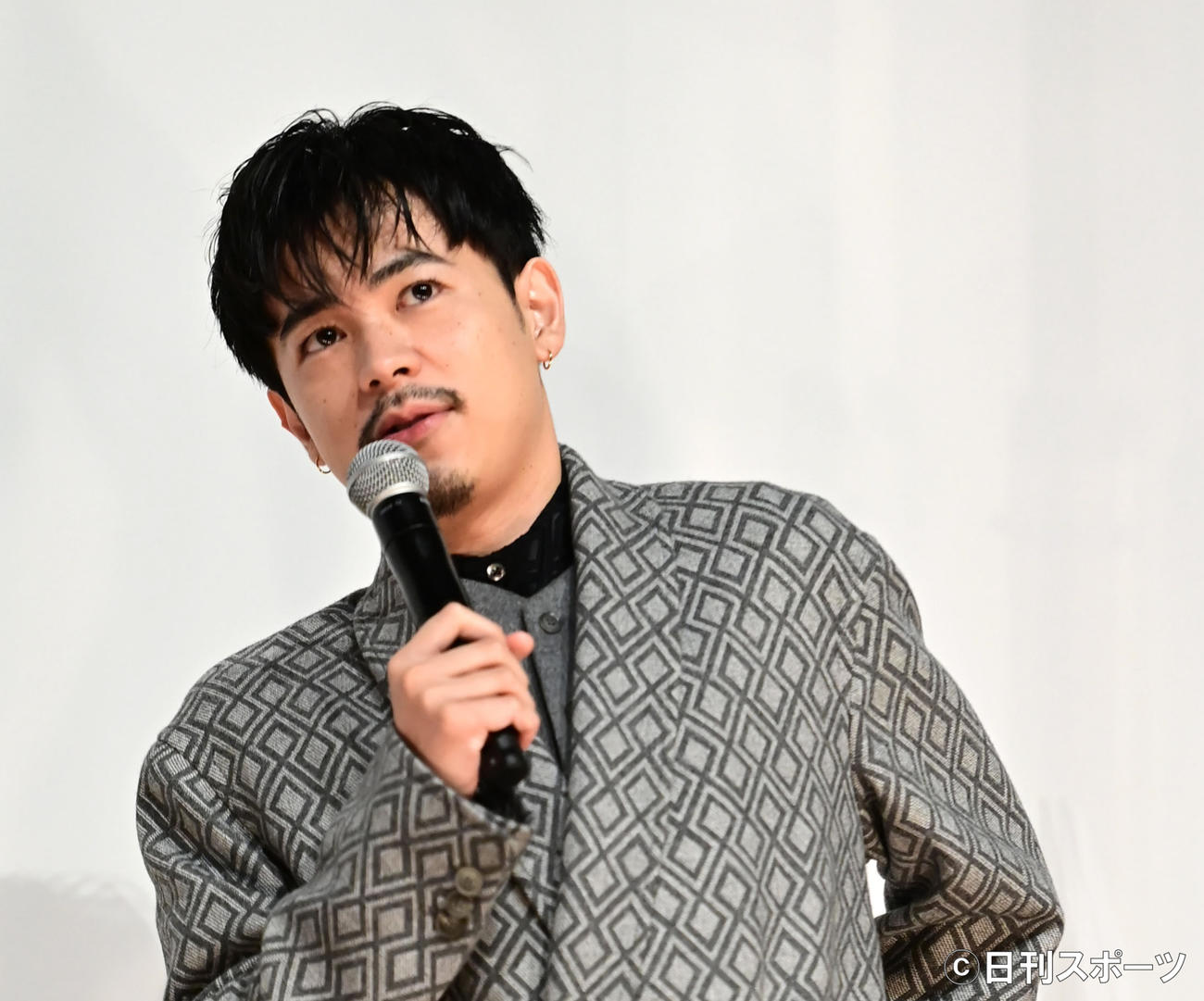 映画「コンビニエンス・ストーリー」公開記念舞台あいさつに臨む成田凌（撮影・小沢裕）