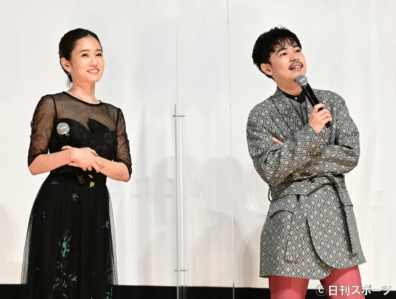 映画「コンビニエンス・ストーリー」公開記念舞台あいさつに臨む前田敦子（左）と成田凌（撮影・小沢裕）